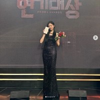 Nama Kim Minju eks IZ*ONE semakin banyak dikenal setelah membintangi drama Korea The Forbidden Marriage. Saat menerima piala penghargaan Best New Actress di MBC Drama Awards 2022, Kim Minju memakai gaun hitam dari Pinkong. Foto: Instagram