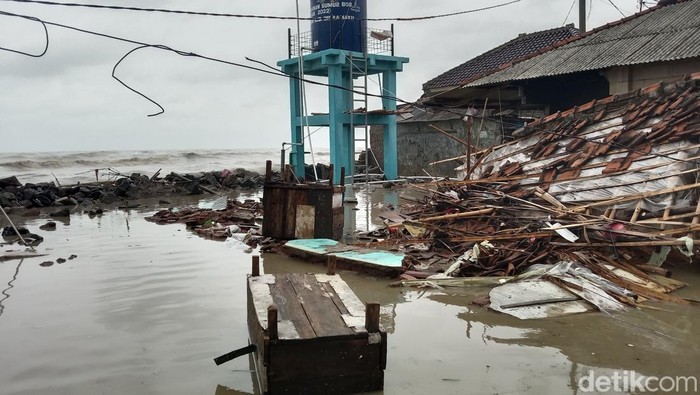 Gelombang tinggi terjang pesisir Indramayu.