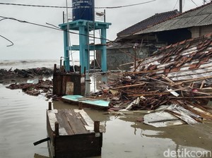 Gelombang Tinggi Terjang Pesisir Indramayu, 17 Rumah Ambruk