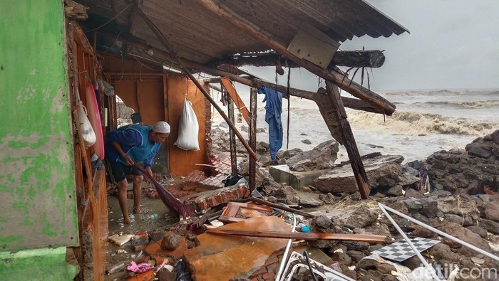 Gelombang tinggi terjang pesisir Indramayu.