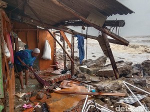Ngerinya Terjangan Gelombang Tinggi di Pesisir Indramayu