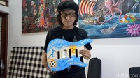 Bagi kalian yang gitar atau barang-barang kesayangannya ingin dilukis, dapat menghubunginya di Instagram pribadi @tommy.karmawan.art