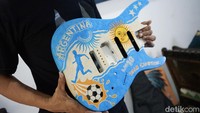 Harga yang ditawarkan untuk melukis di gitar ini yaitu Rp 2 jt.
