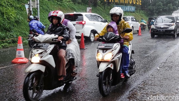 Hujan deras disertai angin kencang melanda kawasan wisata Lembang, Kabupaten Bandung Barat (KBB), Sabtu (31/12/2022).