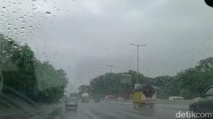 Hujan di Surabaya