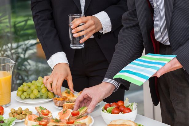 Duh! Wanita Ini Hanya Sibuk Membungkus Makanan Saat Datang ke Pesta