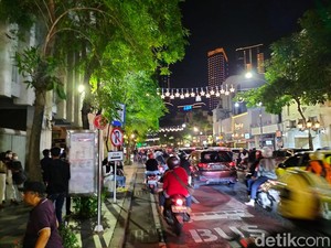 Warga Sudah Padati Jalan Tunjungan Surabaya 3 Jam Sebelum Tahun Baru 2023
