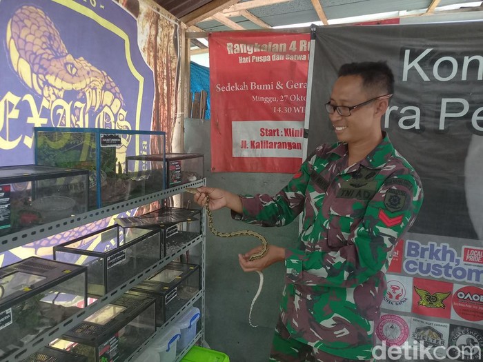 Janu Wahyu Widodo (37), Ketua Umum sekaligus Pendiri Exalos Indonesia, komunitas penyelamat ular, saat ditemui di Brigif 6 Kostrad, Sukoharjo, Jumat (30/12/2022).