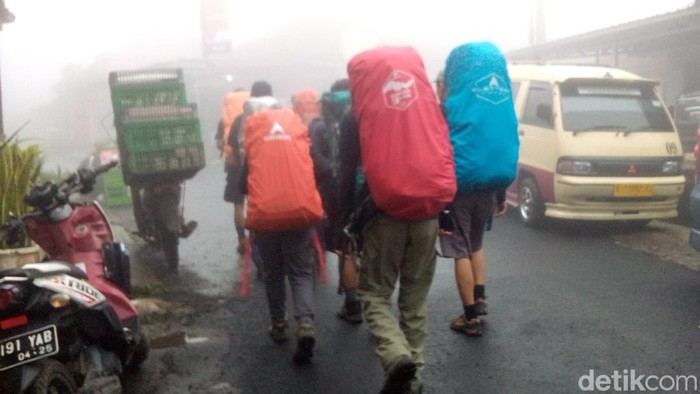 Jelang malam tahun baru 2023, pendaki dari berbagai daerah mulai memadati Pos Pendakian Gunung Ciremai via Palutungan, Sabtu (31/12/2022) pagi.