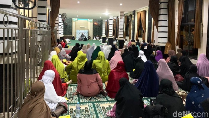 Jamaah Muslim India saat mengikuti Dzikir Akbar di Masjid Gaudhiyah Medan jelang pergantian tahun baru. (Kartika/detikSumut)
