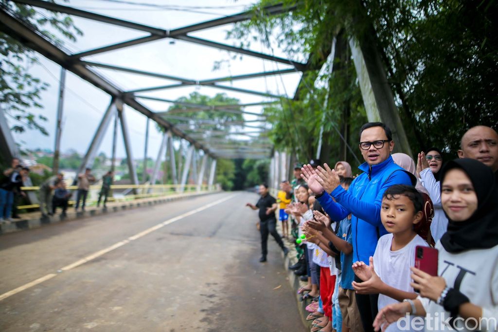 Jembatan Kali Cisadane sudah bisa dilintasi kendaraan.