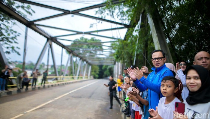 Jembatan Kali Cisadane sudah bisa dilintasi kendaraan.