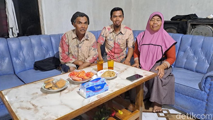 Kades Karangtengah, Agus Mustakin, bersama keluarganya di rumahnya Dusun Karanganyar, Desa Karangtengah, Kecamatan Karangtengah, Wonogiri.