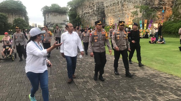 Kapolda Bali Irjen Putu Jayan Danu Putra melakukan pengecekan perayaan malam pergantian tahun di GWK, Badung, Bali.
