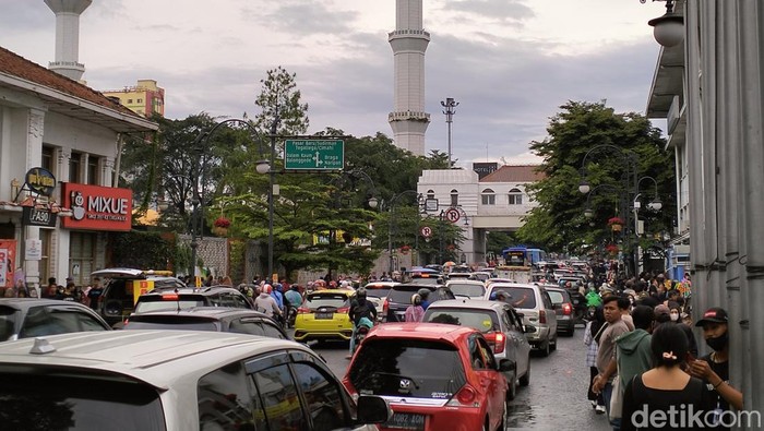 Kawasan Jalan Asia Afrika Bandung mulai padat jelang malam pergantian tahun.
