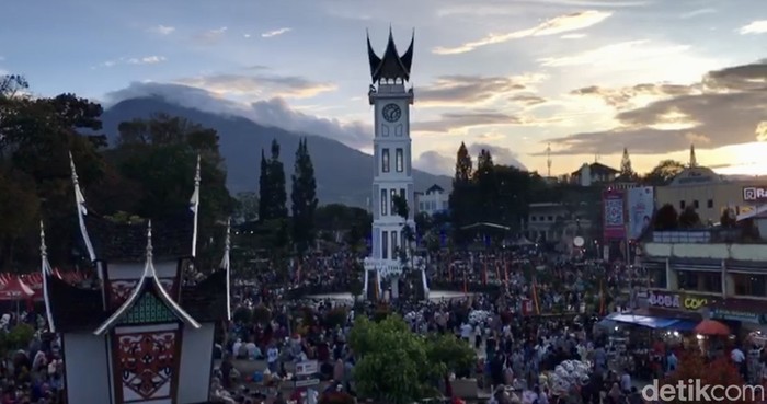 Kawasan Jam Gadang Bukittinggi dipadati pengunjung (Jeka Kampai/detikSumut)