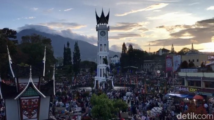 Kawasan Jam Gadang Bukittinggi dipadati pengunjung (Jeka Kampai/detikSumut)