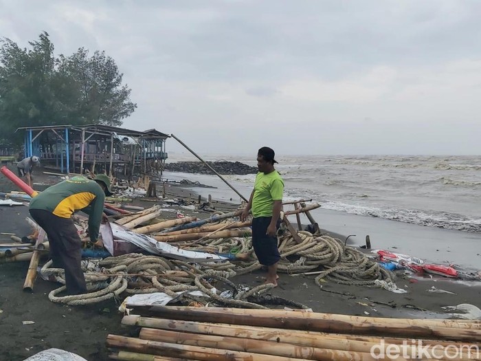 Kawasan wisata pantai di Kota Tegal rusak dihantam gelombang tinggi, Sabtu (31/12/2022).