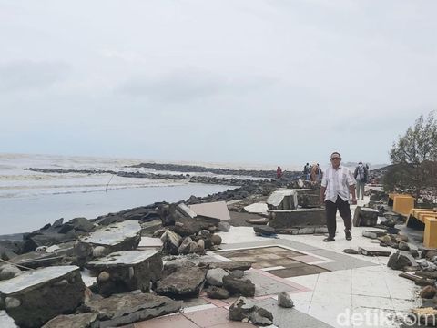 Kawasan wisata pantai di Kota Tegal rusak dihantam gelombang tinggi, Sabtu (31/12/2022).