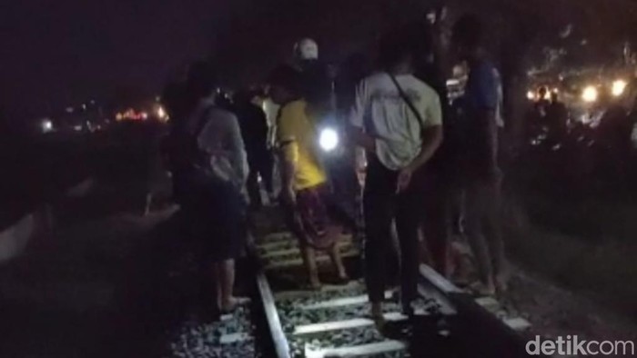 Kecelakaan KA di Pasuruan 5 orang naik 1 motor tewas