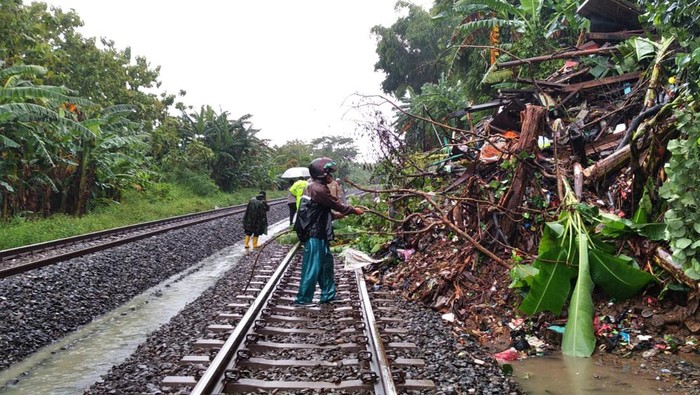 Banjir berdampak pada perjalanan kereta api yang melaju di wilayah Kota Semarang. Akibatnya ada empat perjalanan kereta api yang menuju atau melintas di Kota Semarang terganggu.