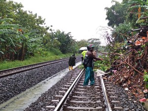 4 Perjalanan Kereta ke Semarang Terganggu gegara Banjir, PT KAI Minta Maaf