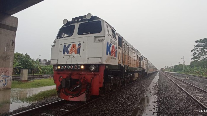 KA ambarawa ekspres behenti di stasiun Alastua.