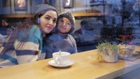 Mampir ke Denzlingen, Jerman, Ashanty menghangatkan badan dengan minuman hangat. Ia pun ditemani anak bungsunya, Arssya.