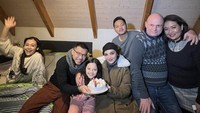 Momen liburan mereka juga makin istimewa karena Arsy berulang tahun. Saat di kota Freiberg, Jerman, mereka merayakannya dengan kue tart.
