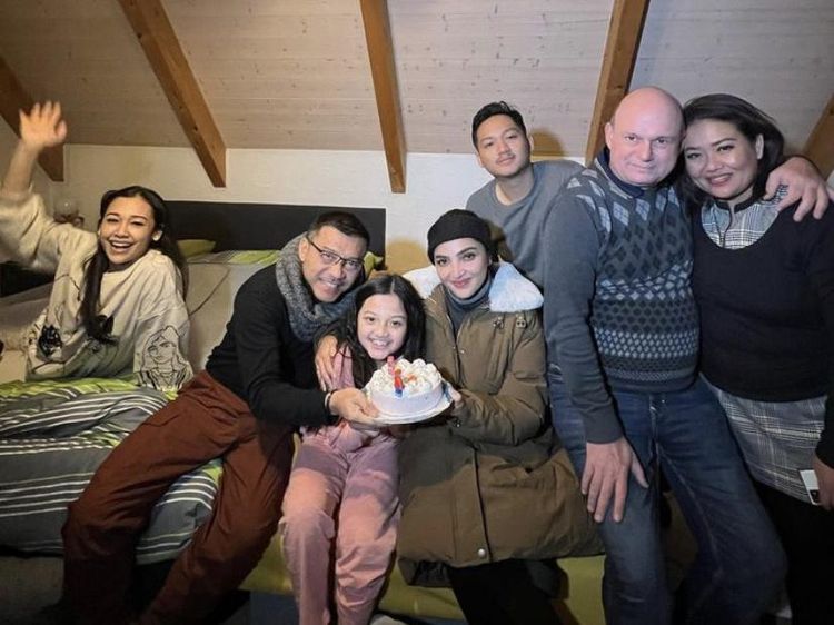 Keseruan Keluarga Anang Ashanty Saat Kulineran di Eropa