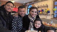 Secara khusus, Anang dan Ashanty juga menggelar pesta ulang tahun untuk Arsy. Mereka kedatangan banyak orang terdekat untuk makan-makan bersama.