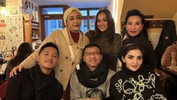Ditemani Anang dan Azriel, Ashanty bertemu dengan sahabat-sahabatnya. Ia melewatkan momen hangat ini dengan makan bersama.