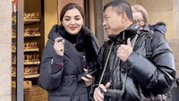Tiba di Swiss, Ashanty dan Anang mampir ke toko cokelat termahal di sana. Namanya Laderach.