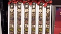 Berbagai jenis cokelat dijual di sini, termasuk aneka praline yang bikin ngiler!