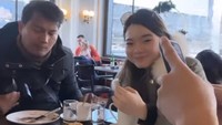 Terbaru, Ashanty kini tengah di gunung Piz Gloria, Swiss. Ia menumpas cuaca dingin dengan minum kopi hangat dan cake.