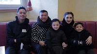 Keluarga Anang dan Ashanty yang dikenal dengan sebutan Keluarga A6 ini menghabiskan akhir 2022 dengan keliling Eropa. Sayangnya kali ini mereka pergi tanpa Aurel dan Atta Halilintar.