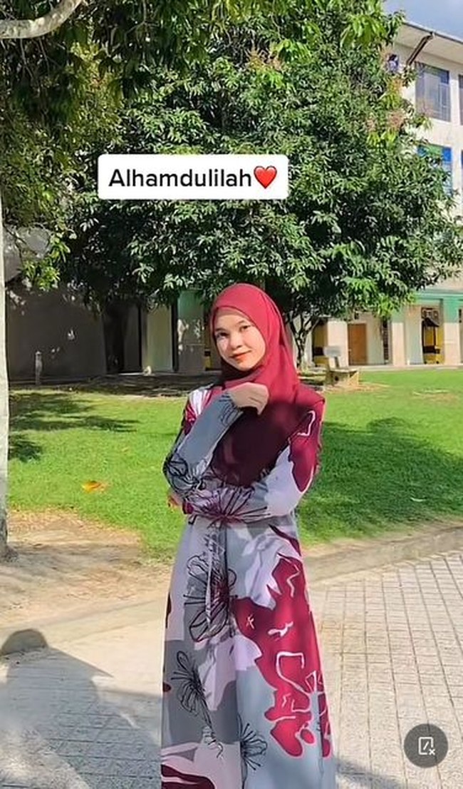 Wanita yang bertemu jodoh di pom bensin ini viral setelah membagikan ceritanya melalui akun TikTok Nur Linaas Nasywaa. Nasywaa yang resmi menikah pada awal Desember 2022 ini dalam unggahannya menceritakan awal mula bisa mendapatkan jodoh. Waktu itu saya Sijil Pelajaran Malaysia (Ijazah Pembelajaran Malaysia) atau SPM, pada Maret 2022. Saya ikuti channel Telegram untuk mencari kerja. Kemudian saya melihat ada lowongan di SPBU Caltex, saya pun apply dan saya dipanggil interview, ucap Nasywaa kepada Mstar. Foto: Dok. TikTok @nriins_.