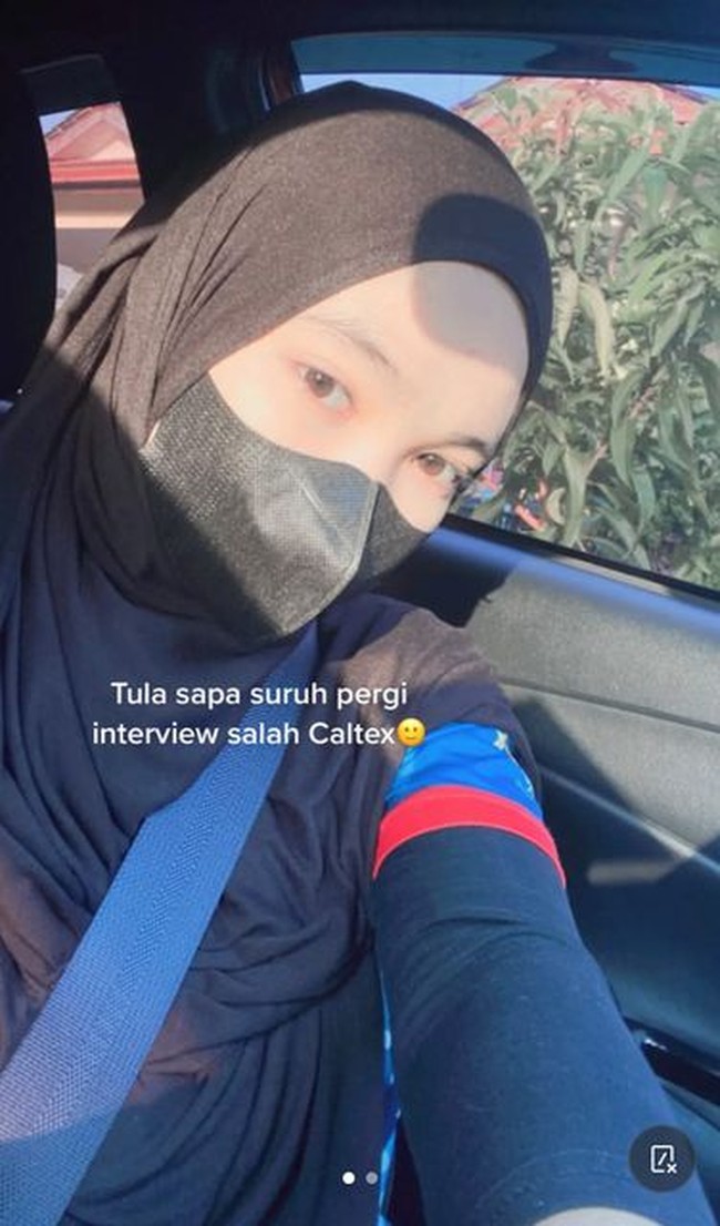 Kemudian remaja berusia 18 tahun itu bertemu dengan supervisor di pom bensin yang didatanginya. Dan supervisor tersebut mengatakan tidak membuka lowongan pekerjaan di tempat tersebut. Nasywaa baru menyadari jika ia salah lokasi. Saya pun jadi terkejut. Ada dua SPBU Calex dekat Kulim, Kedah, ada di taman perumahan rumah saya di Malaysia, dan satu lagi dekat kota. Saya apply di Telegram itu SPBU Caltex kota, yang saya pergi interview itu SPBU Caltex di taman perumahan saya, kata Nasywaa seraya tertawa. Foto: Dok. TikTok @nriins_.