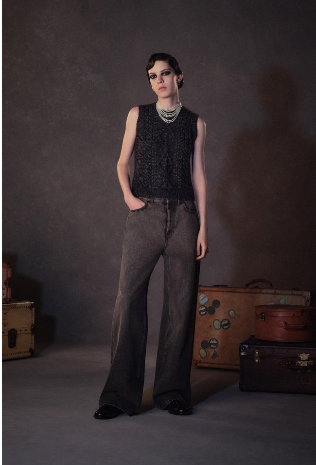 Koleksi terbaru Dior Pre-Fall 2023 karya Maria Grazia Chiuri yang terinspirasi kebudayaan India.  Foto: Dok. Christian Dior.