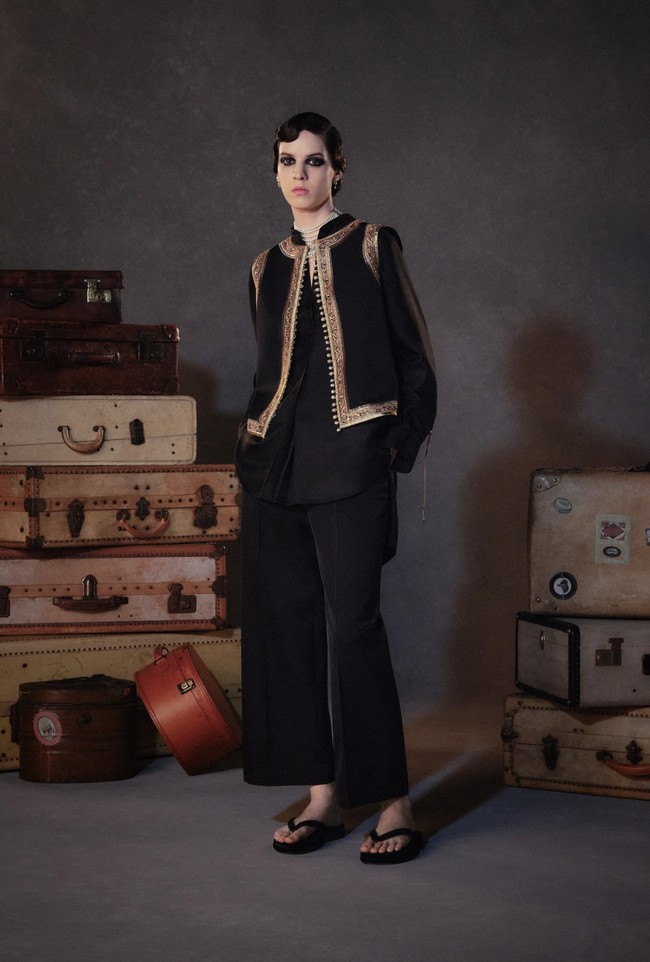 Koleksi terbaru Dior Pre-Fall 2023 karya Maria Grazia Chiuri yang terinspirasi kebudayaan India.   Foto: Dok. Christian Dior.