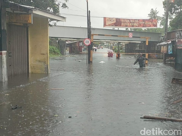 Kondisi banjir di Desa Pacar, salah satu daerah cekungan di Kabupaten Pekalongan, Sabtu (31/12/2022).