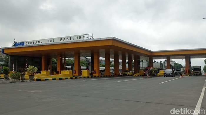 Kondisi lalu lintas di gerbang tol Pasteur Bandung jelang malam tahun baru.