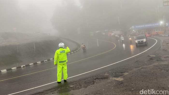 Kondisi lalu lintas di Puncak Cianjur jelang malam tahun baru, Sabtu (31/12/2022)