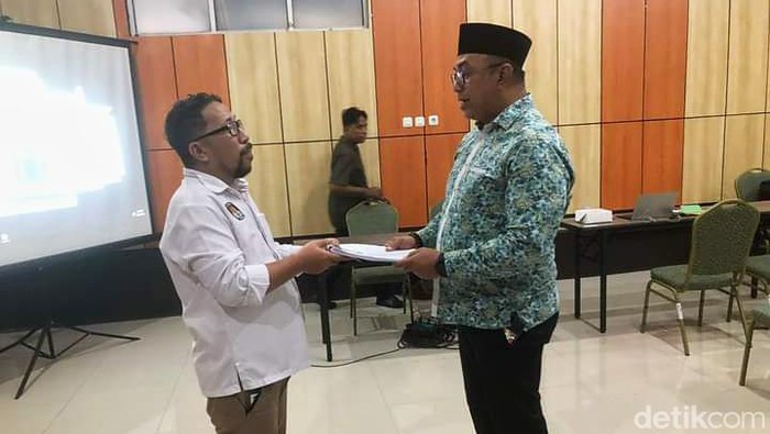 Sebanyak 11 bakal calon (balon) anggota Dewan Perwakilan Daerah (DPD) menyerahkan berkas dukungan ke Komisi Pemilihan Umum (KPU), Sulawesi Utara (Sulut).