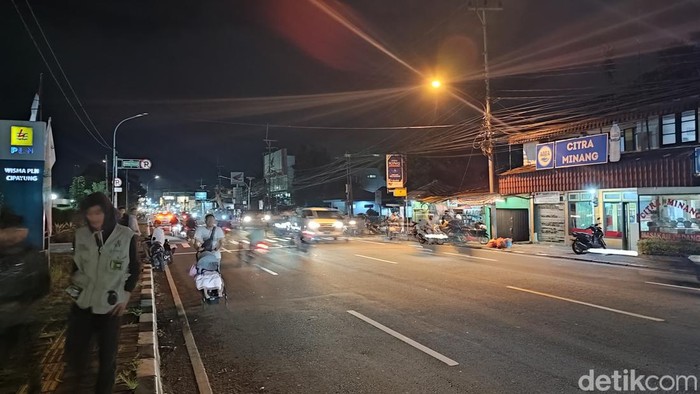 Lalu lintas di kawasan Megamendung, Kabupaten Bogor, Jawa Barat