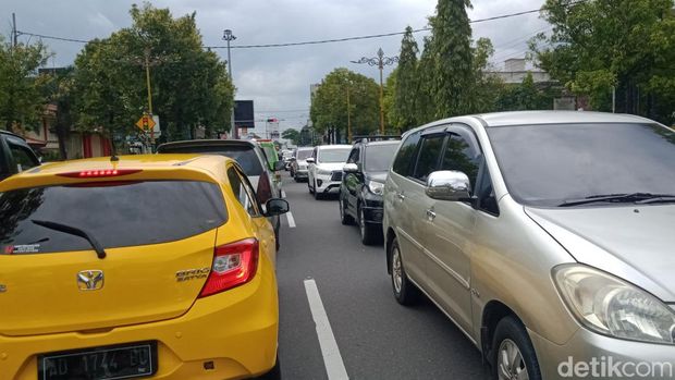 Jalan Pemuda Klaten padat kendaraan.