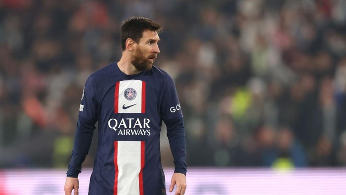 TURIN, ITALY - NOVEMBER 02: Lionel Messi of PSG looks across his shoulder during the UEFA Champions League Group H match between Juventus and Paris Saint-Germain at Juventus Stadium on November 02, 2022 in Turin, Italy. (Photo by Jonathan Moscrop/Getty Images)
