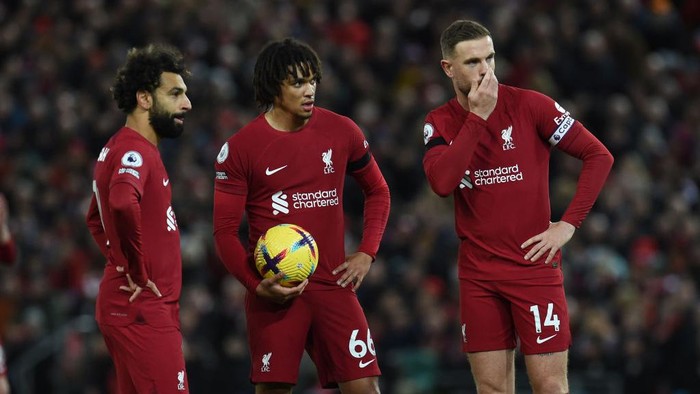LIVERPOOL, ENGLAND - DECEMBER 30:  (  THE SUN OUT.THE SUN ON SUNDAY OUT) Mohamed Salah of Liverpool with Trent Alexander-Arnold of Liverpool and Jordan Henderson captain of Liverpool  during the Premier League match between Liverpool FC and Leicester City at Anfield on December 30, 2022 in Liverpool, England. (Photo by John Powell/Liverpool FC via Getty Images)