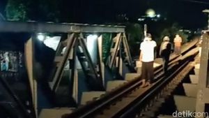 Sekeluarga Naik Motor Tewas Tertabrak KA di Pasuruan Saat Hendak Yasinan