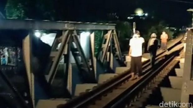 Lokasi motor tertabrak KA di Pasuruan hingga 5 orang sekeluarga tewas